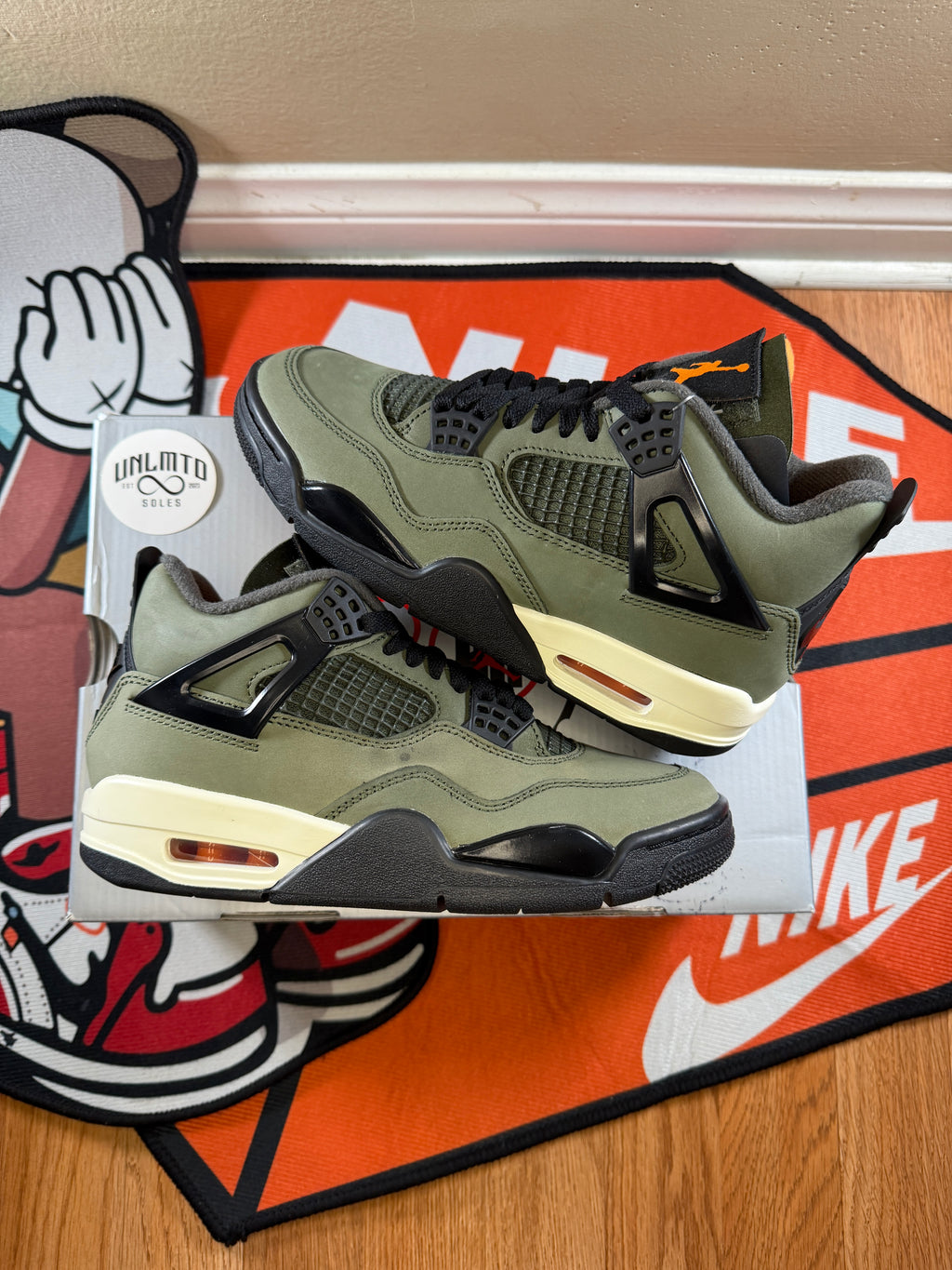 Air Jordan 4 Retro OG 'Undefeated' 2025 sneakers in green and black, small flaw pictured little stain size 4.5