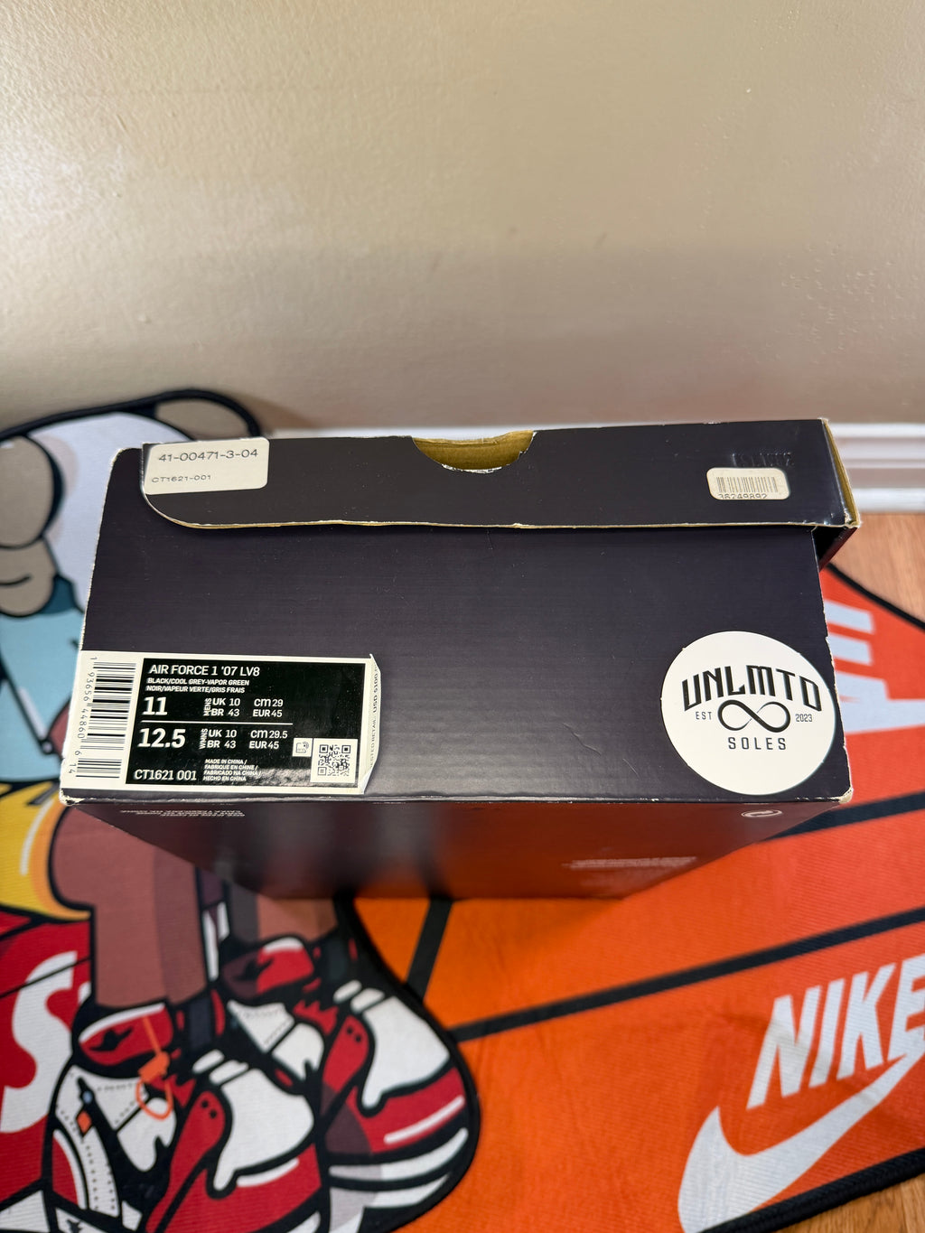 Shoe box with size label 