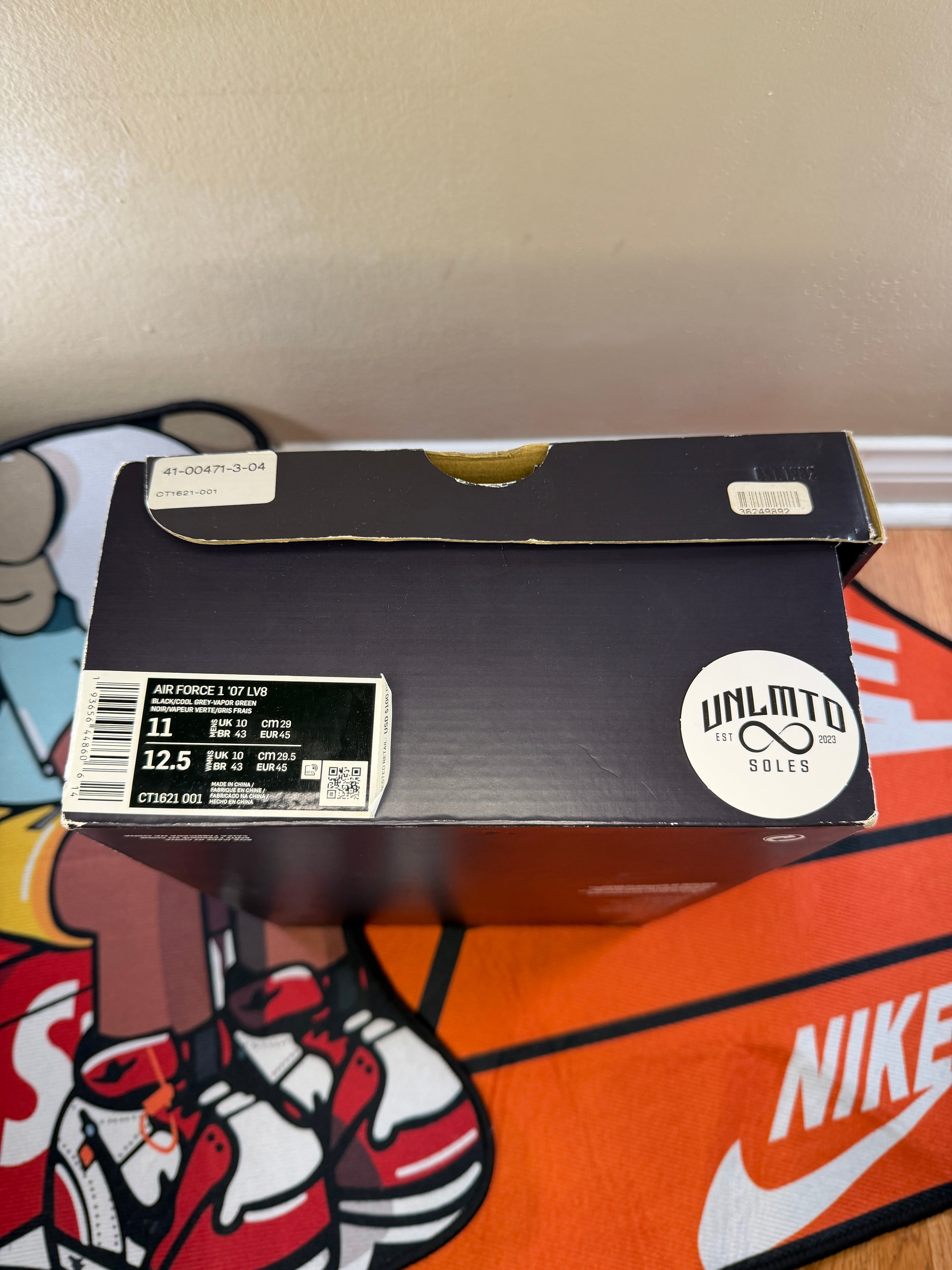 Shoe box with size label 