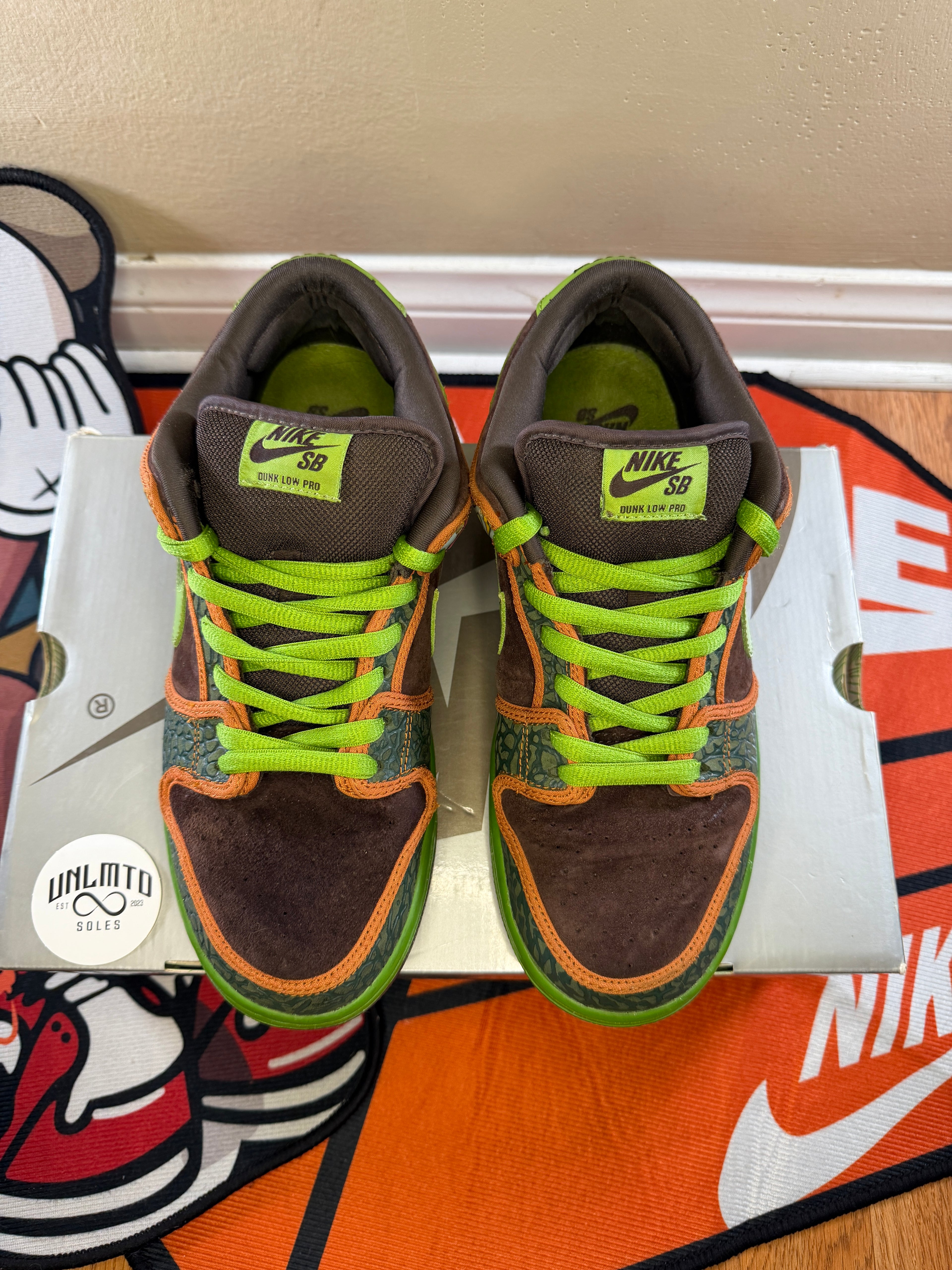 Top view of shoe,
Colors Safari/Altitude Green/Baroque Brown, green laces 