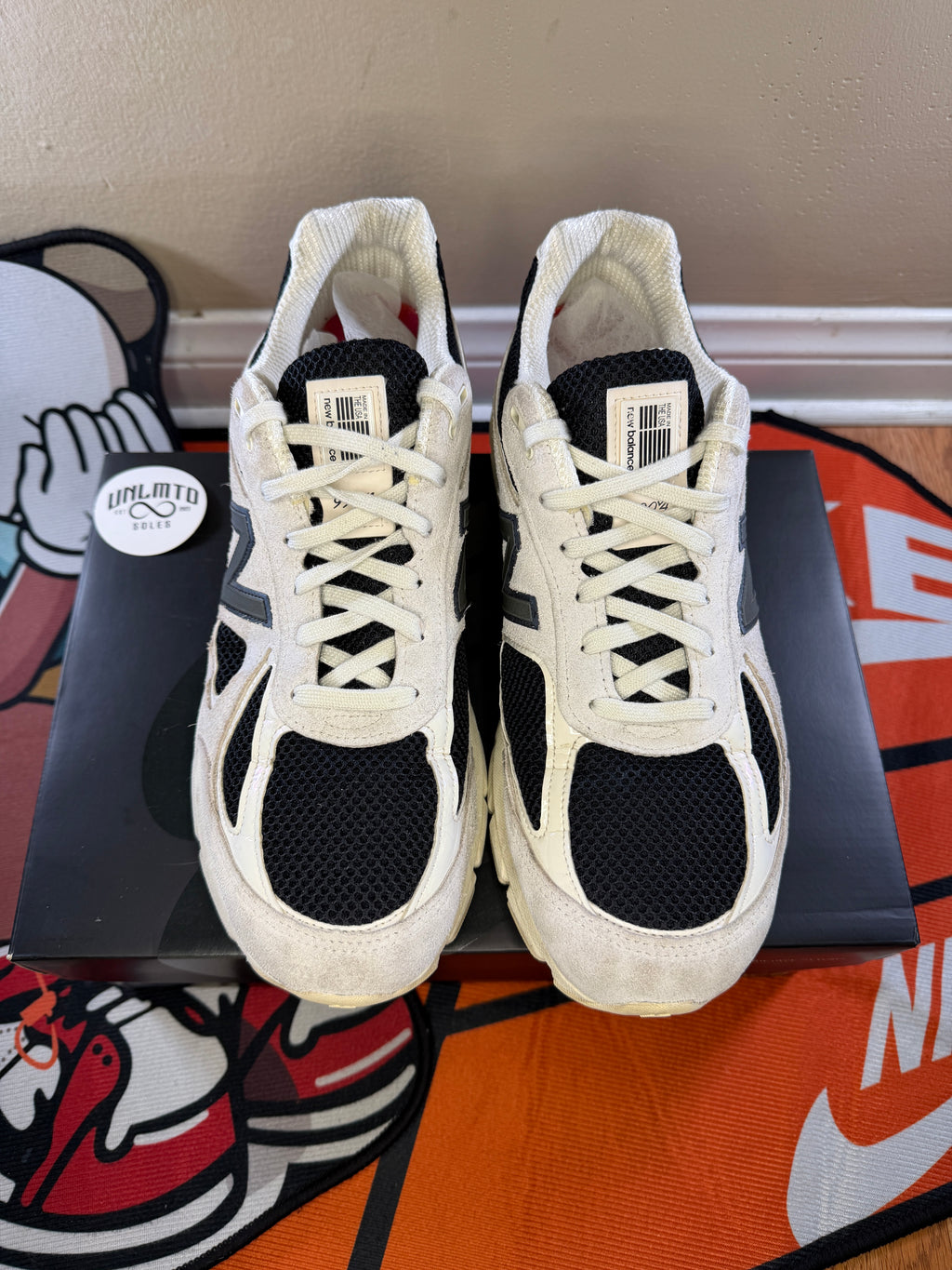 Top view, cream and black, with cream
Laces,
Black tongue 