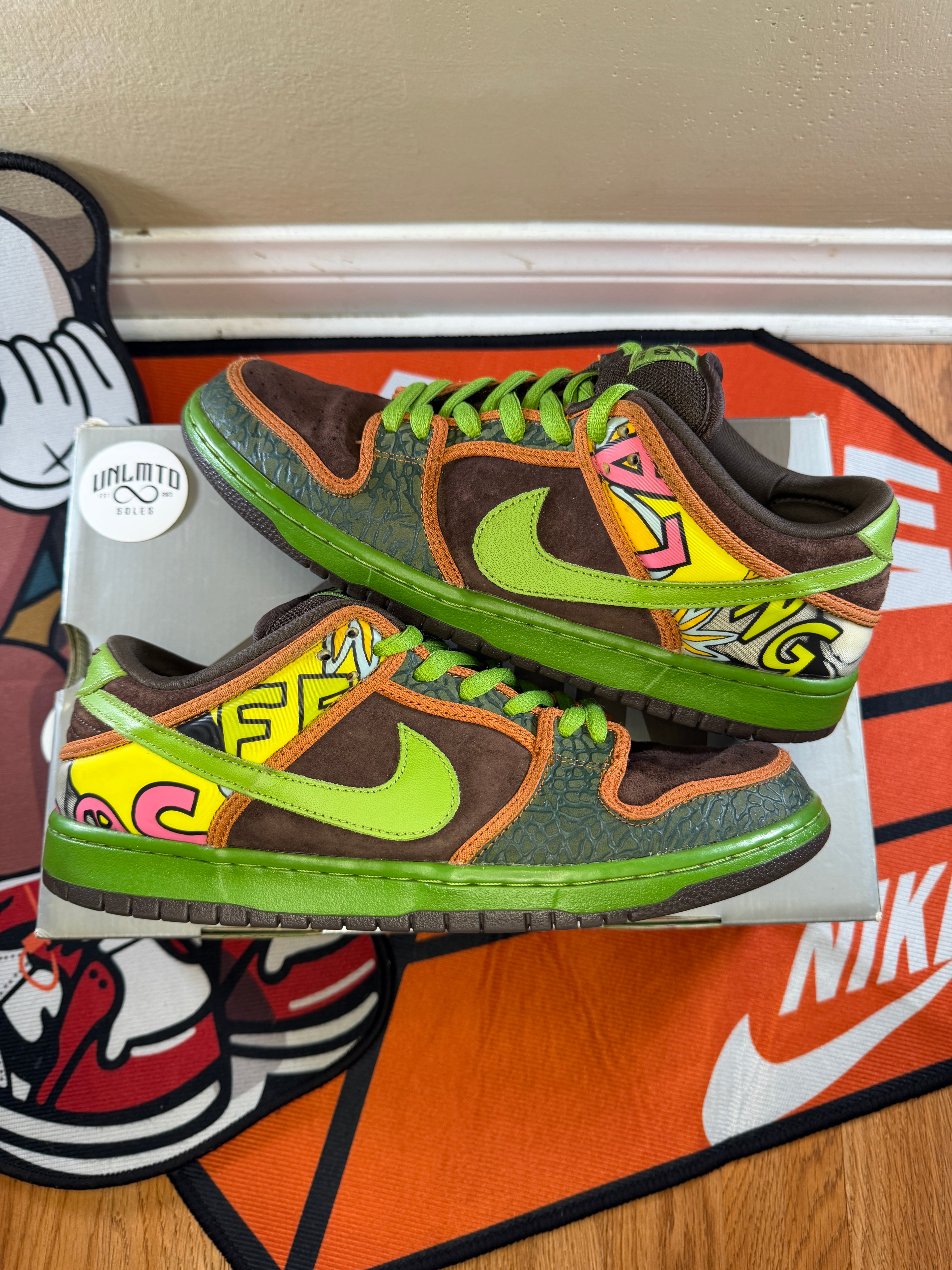 Nike SB Dunk Low De La Soul (2015) Pre
Owned rep box size 9.5