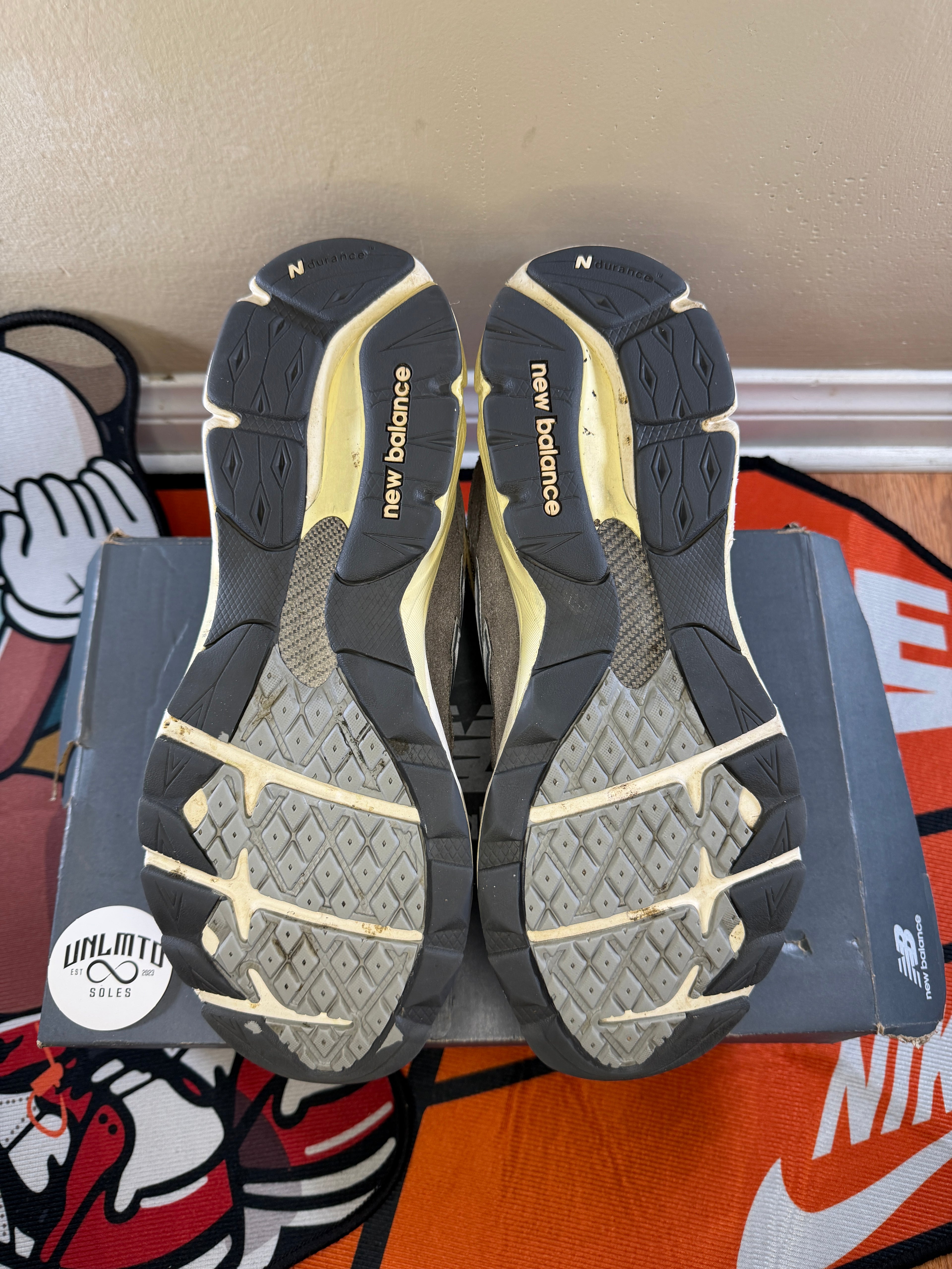 Soles or
The shoe, black
With grey and cream 