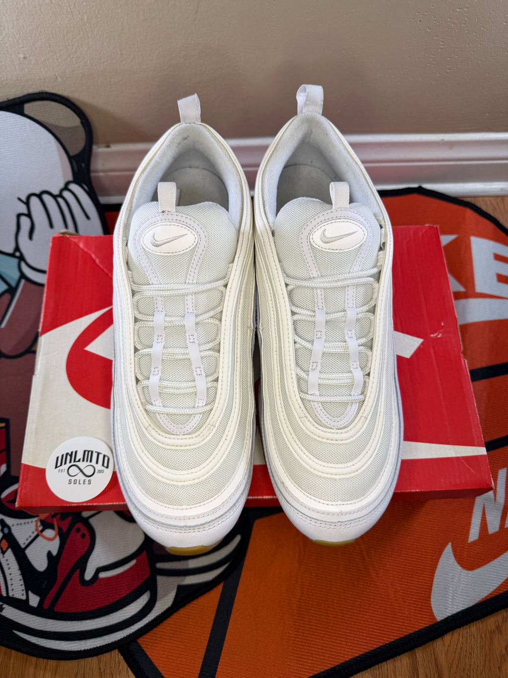 Top/ front view white tongue, rounded laces 