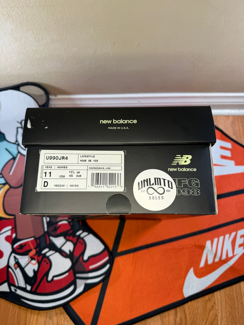 New balance box with sizing label 