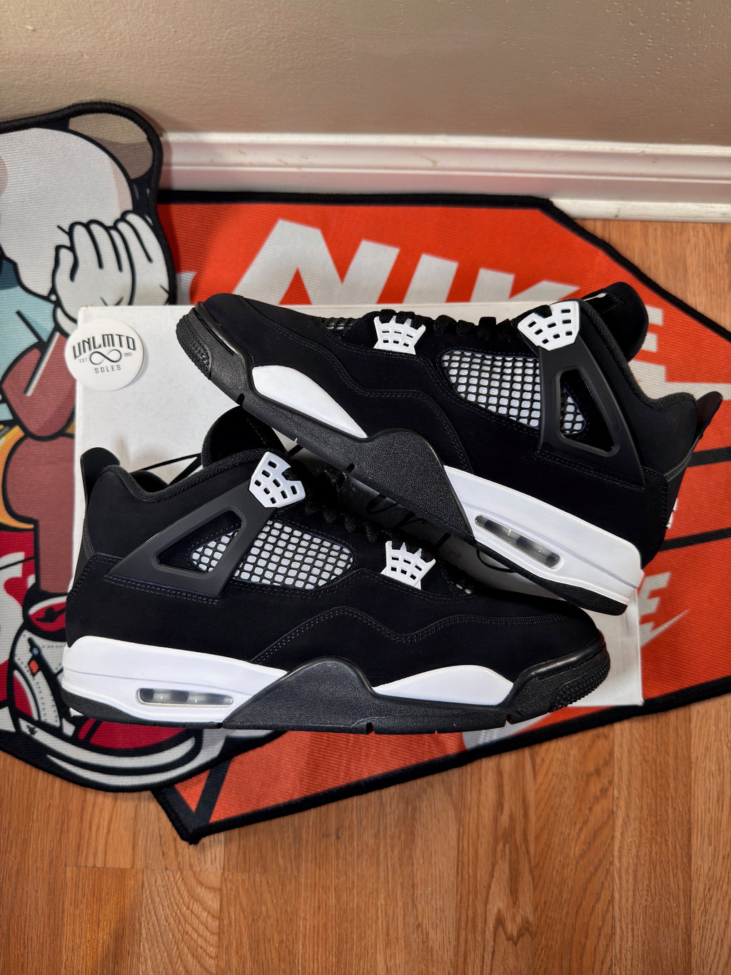 Jordan 4 Retro White Thunder preowned size 12 color black and white 