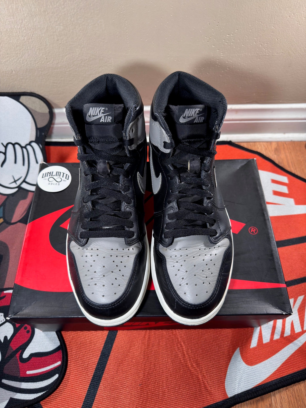 Grey shoe with black tongue and laces 