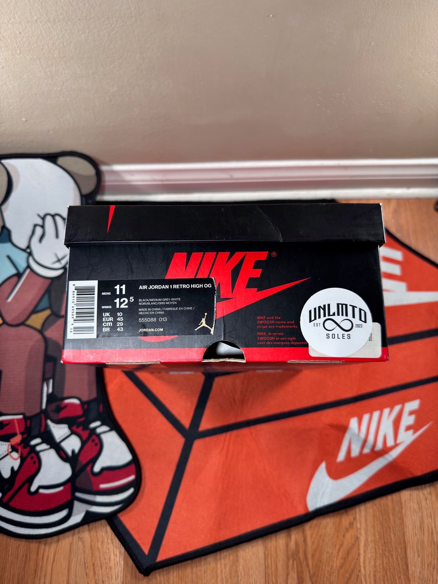 Black Nike box with shoe description 