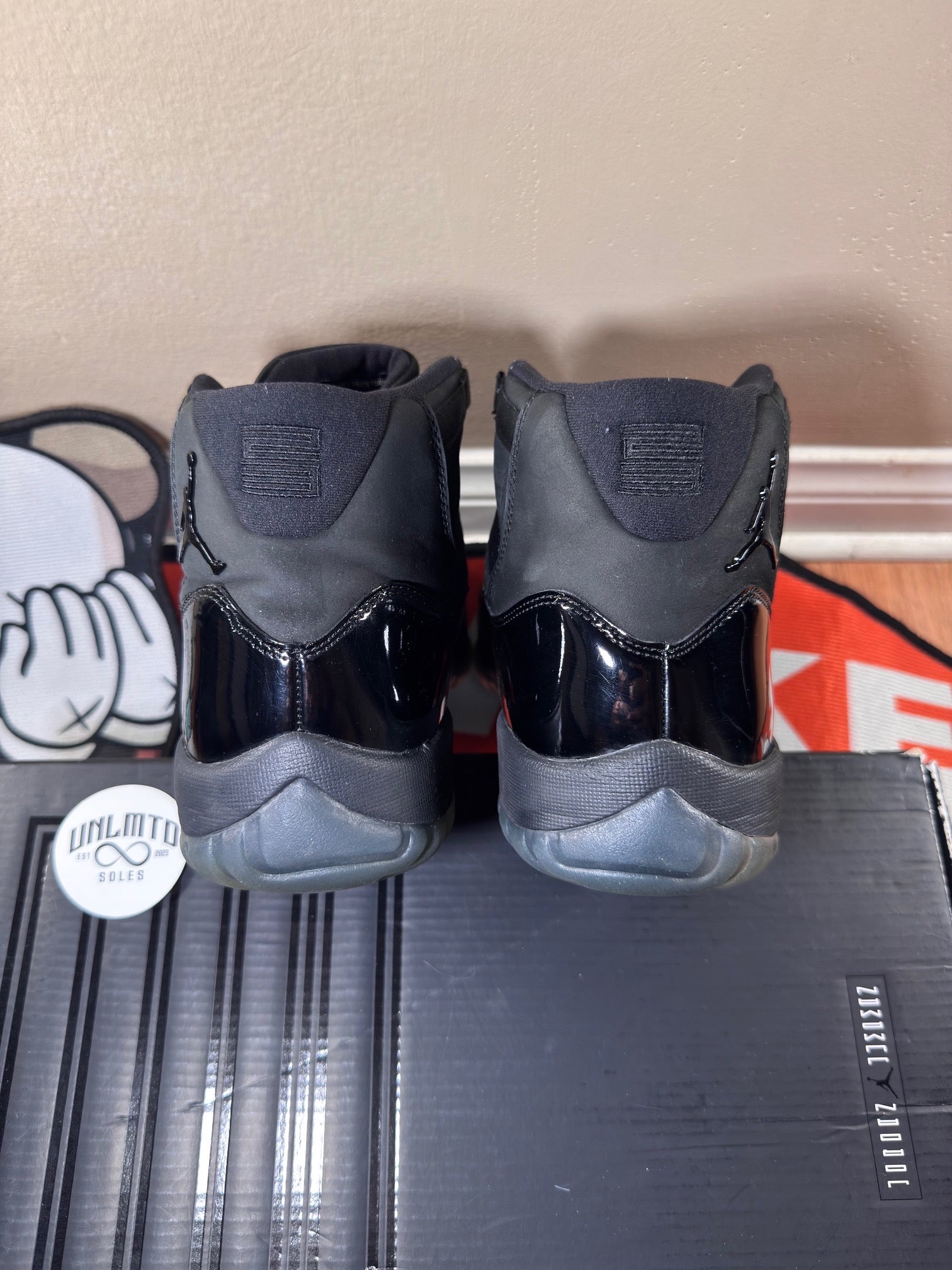 Back of
Shoe black 
