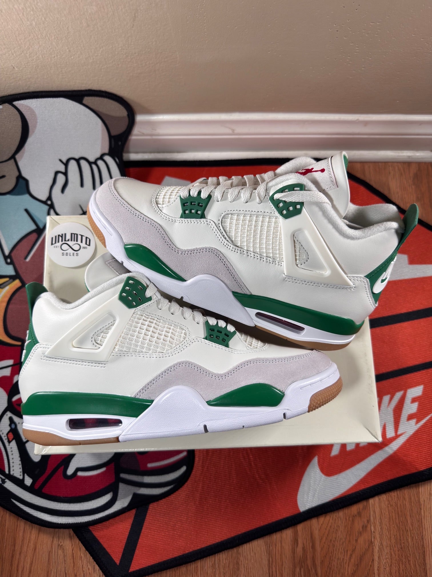 Jordan 4 Retro SB Pine Green size 9 minor box damage 