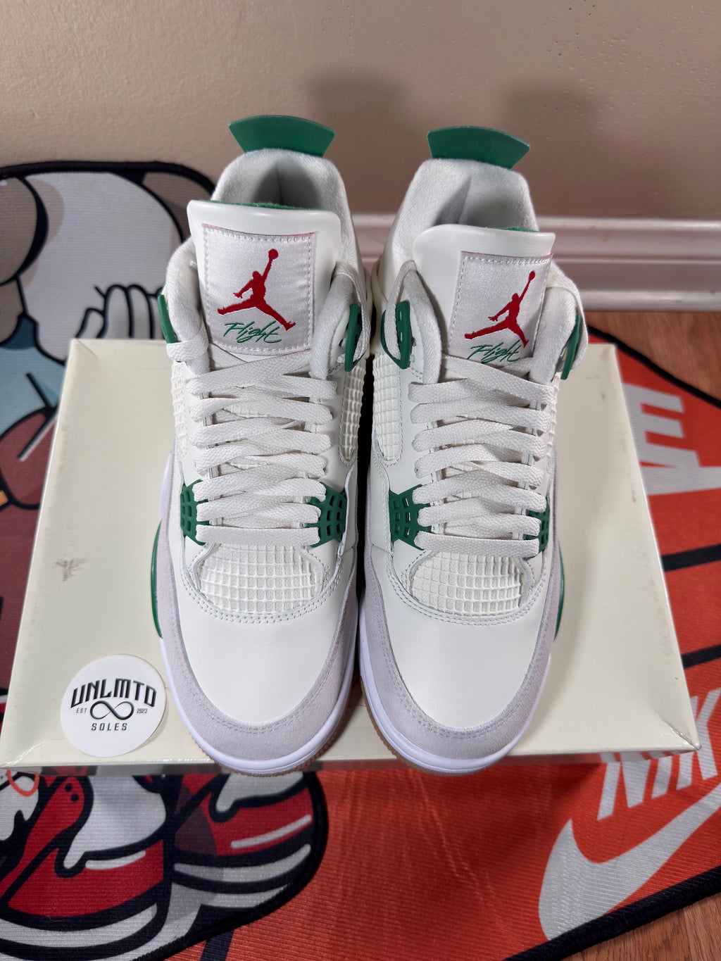 White with white tongue and minor green 