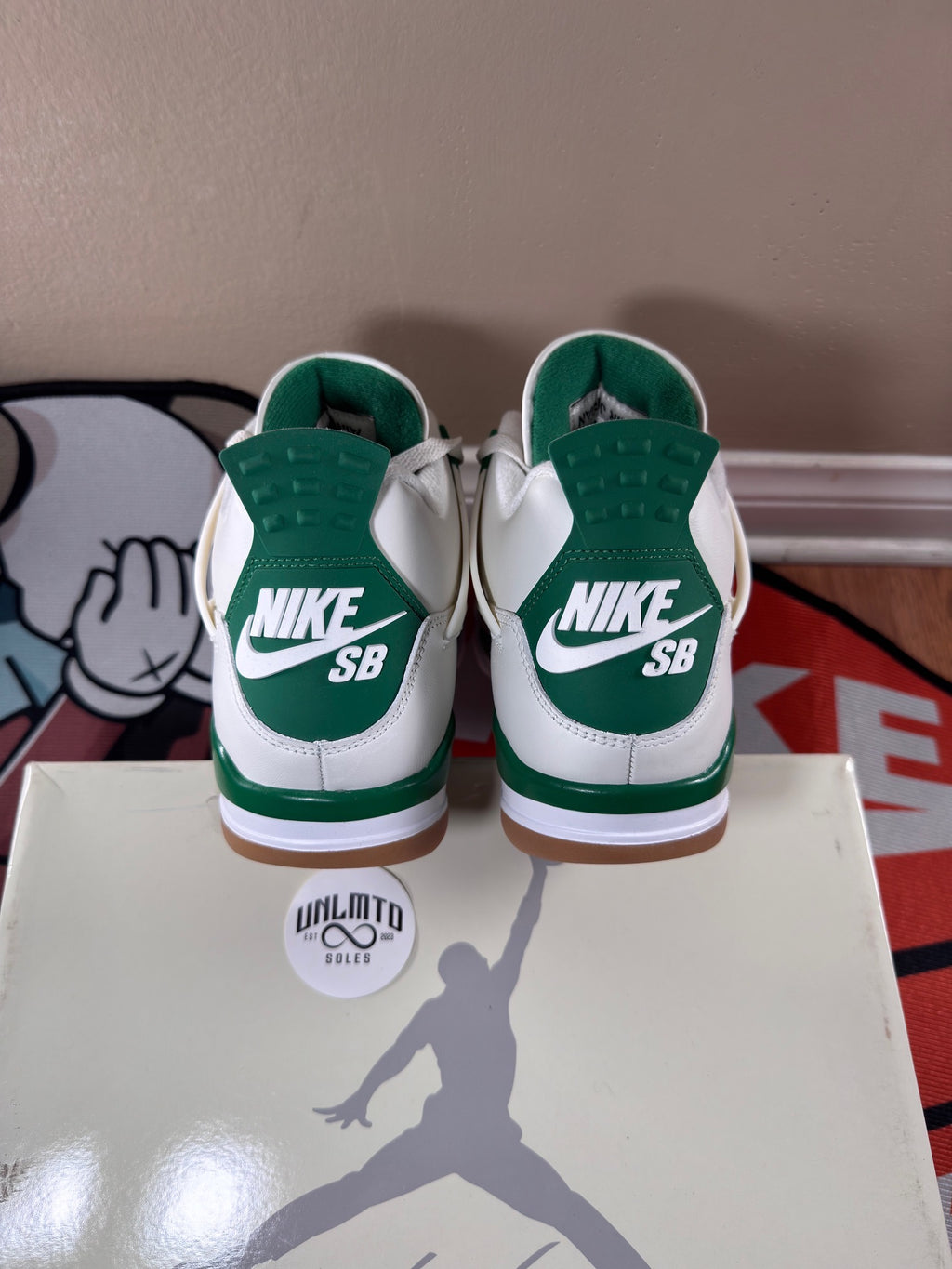 Back or shoe, pine
Green and white, white Nike sb logo 