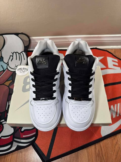 Top view of
Shoe, black tongue and laces 